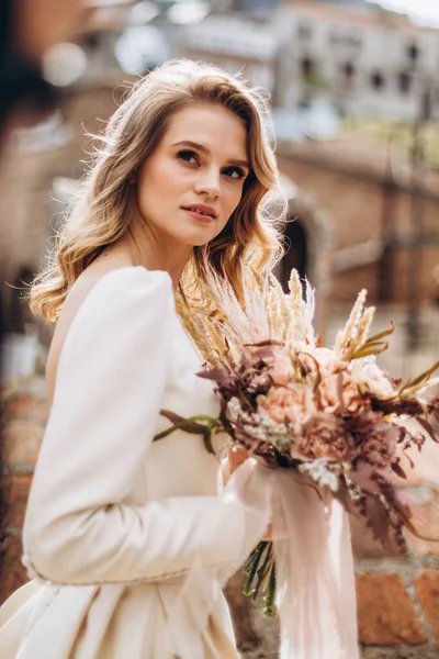 Novia Increíblemente Encantadora Posa Para Una Foto Sofisticado Vestido Novia — Foto de Stock