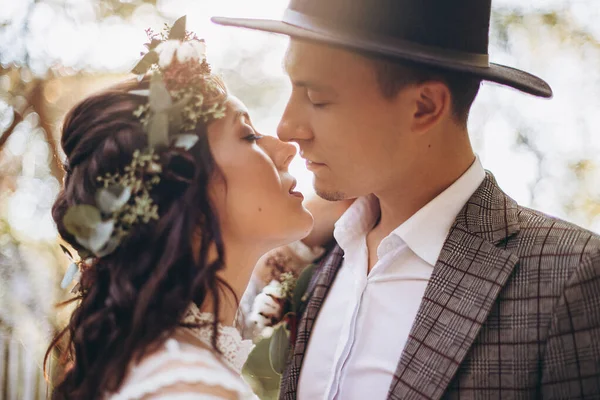 Pareja Novias Con Estilo Hombre Esmoquin Sombrero Mujer Vestido Blanco —  Fotos de Stock