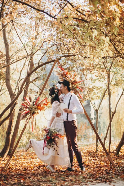 낭만적 결혼식 부부가 공원에서 속에서 서로를보고 초상에 키스하는 결혼식 — 스톡 사진