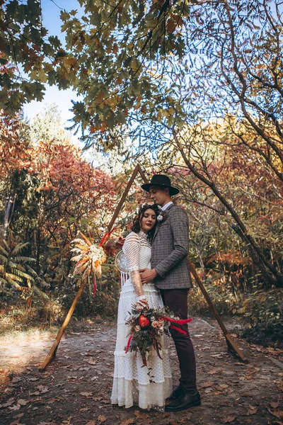 Romantiskt Bröllop Ögonblick Några Nygifta Kysser Porträtt Tittar Varandra Naturen — Stockfoto