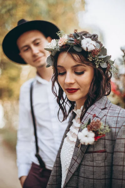 Nevěsta Stylový Ženich Šťastný Svatební Pár Svatebním Obřadu Venku Parku — Stock fotografie