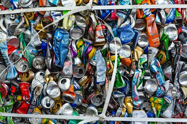 2019 Winniza Ukraine Recyclingabfälle Einer Recyclinganlage Komprimierte Aluminiumdosen Bierdosen Zerkleinertes — Stockfoto