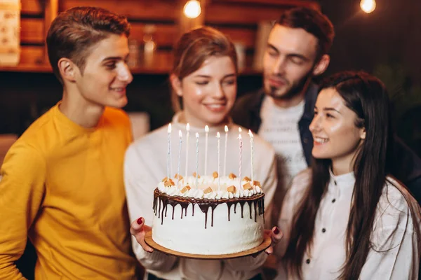 年轻人在家里庆祝一个漂亮的女人过生日 — 图库照片