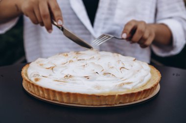 Lezzetli limonlu pasta. Geleneksel Fransız tatlı turtası. Lezzetli, iştah açıcı, ev yapımı limon kremalı tatlı. Uzayı kopyala, kapat. Seçici odaklanma. Siyah arka plan. Ayarlanmış