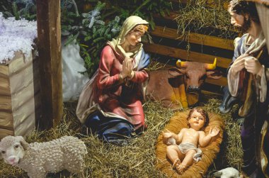 Kutsal Çocuk, Kutsal Bakire Meryem, Aziz Joseph, öküz ve eşeğin olduğu Noel doğumu sahnesi. Seçici odak, gürültü etkisi