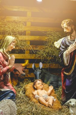 Kutsal Çocuk, Kutsal Bakire Meryem, Aziz Joseph, öküz ve eşeğin olduğu Noel doğumu sahnesi. Seçici odak, gürültü etkisi