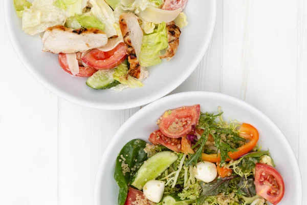 Assiettes Profondes Avec Des Ingrédients Salade Fraîche Mélangée Avec Sauce — Photo