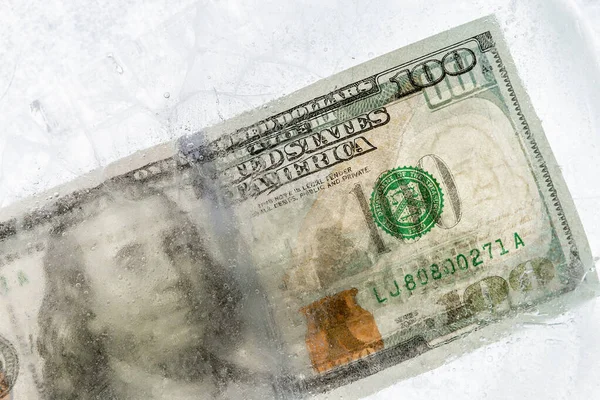 Buz Içinde 100 Dolar Dondurulmuş Kırpılmış Fotoğraf — Stok fotoğraf