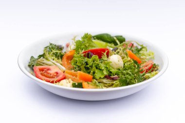 İzole edilmiş beyaz arka plana sosla karıştırılmış taze salata içerikli beyaz tabaklar. Menü, pankart veya reklam için bir yer