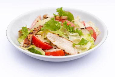 İzole edilmiş beyaz arka plana sosla karıştırılmış taze salata içerikli beyaz tabaklar. Menü, pankart veya reklam için bir yer