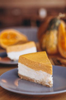 Bir parça balkabağı ev yapımı kek. Bayramlık tatlı konsepti. kabak turtası, rahat kafe arka planı, seçici odak, gürültü efekti