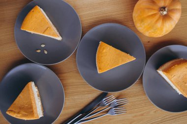 Masanın üzerinde balkabağı keki dilimleri olan bir sürü tabak var. Düz konum, instagram biçimi