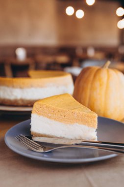 Kabak turtası, Şükran Günü için hazırlanmış tart. Kafe arka planında rahat bir tablo