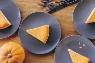 Bir parça balkabağı ev yapımı kek. Bayramlık tatlı konsepti. kabak turtası, rahat kafe arka planı, seçici odak, gürültü efekti