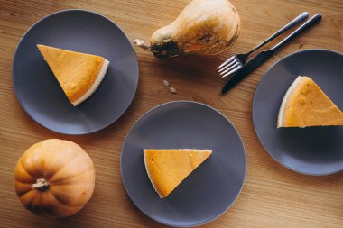 Bir parça balkabağı ev yapımı kek. Bayramlık tatlı konsepti. kabak turtası, rahat kafe arka planı, seçici odak, gürültü efekti