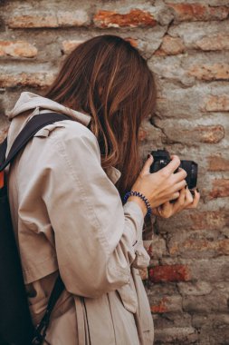 01.06.2019 Tiflis, Gürcistan: Turistler eski kentin sokaklarında fotoğraf çekiyorlar