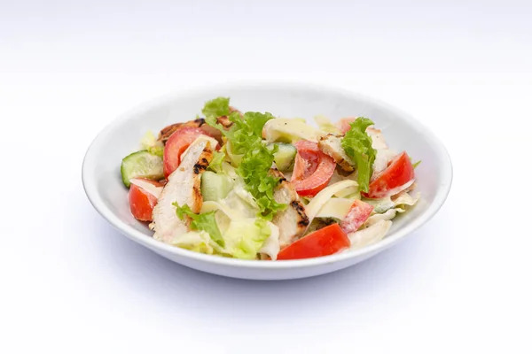 Pratos Brancos Profundos Com Ingredientes Salada Fresca Misturados Com Molho — Fotografia de Stock