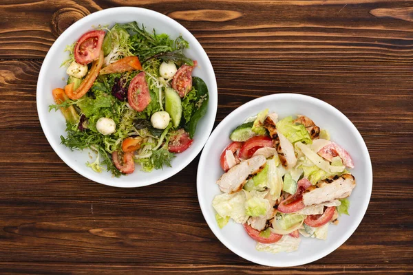 Platos Blancos Profundos Con Ingredientes Frescos Ensalada Mezclados Con Salsa —  Fotos de Stock