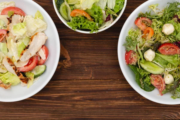 Assiettes Profondes Blanches Avec Des Ingrédients Salade Fraîche Mélangée Avec — Photo