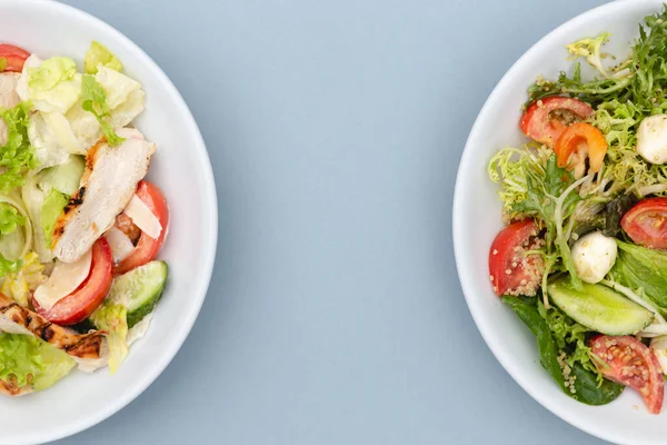 Pratos Profundos Brancos Com Ingredientes Salada Frescos Misturados Com Molho — Fotografia de Stock