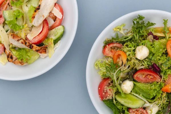 Platos Blancos Profundos Con Ingredientes Frescos Ensalada Mezclados Con Salsa —  Fotos de Stock