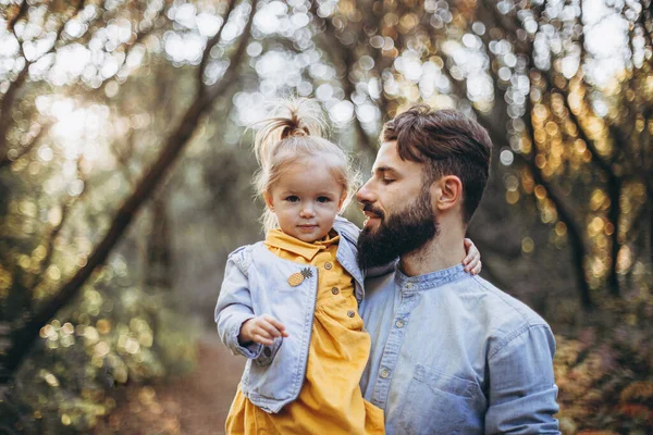 Щасливий Батько Дочка Грають Під Час Прогулянки Прекрасному Осінньому Парку — стокове фото