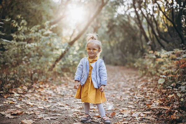 Liten Söt Flicka Poserar För Ett Foto När Går Med — Stockfoto