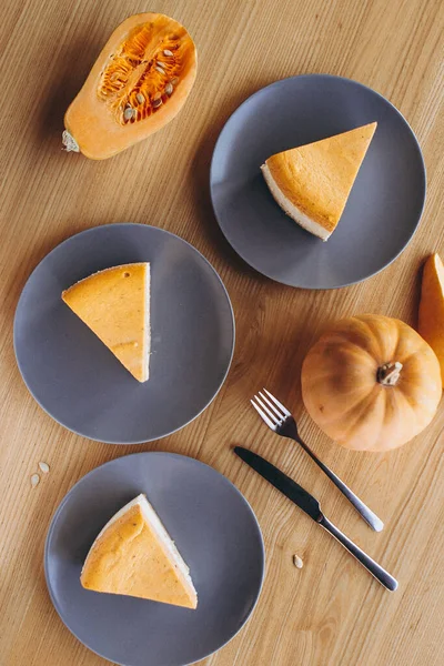Many Plates Slices Pumpkin Cake Table Top View Flat Lay — Stock Photo, Image