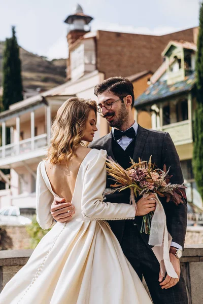 Casamento Estilo Georgiano Homem Bigode Elegante Noiva Loira Atraente Vestido — Fotografia de Stock