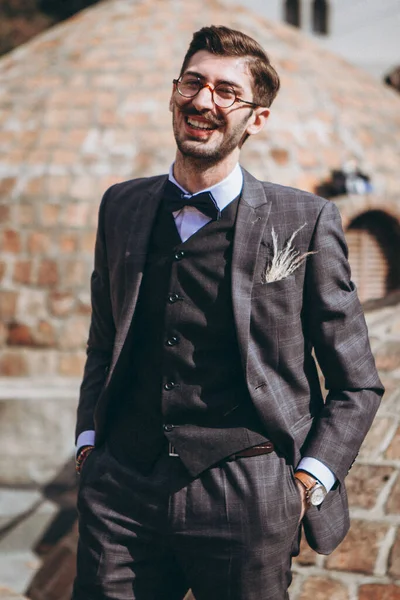 Photo Stylish Bearded Tourist Strolling Streets Tbilisi Old City Posing — Stock Photo, Image