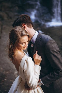 Gürcü usulü düğün: Şık bıyıklı adam ve güzel elbiseli çekici sarışın gelin eski şehir sokaklarında çekilmiş bir fotoğraf için poz veriyorlar