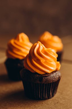 Koyu arkaplanda şatafatlı kek ve balkabağı. Cadılar Bayramı kutlaması için tatlılar