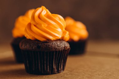 Koyu arkaplanda şatafatlı kek ve balkabağı. Cadılar Bayramı kutlaması için tatlılar