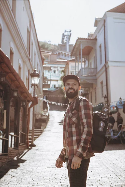 トビリシ旧市街を散策しながら写真を撮り 写真を撮り 人々と話をするスタイリッシュな髭観光客の写真 — ストック写真