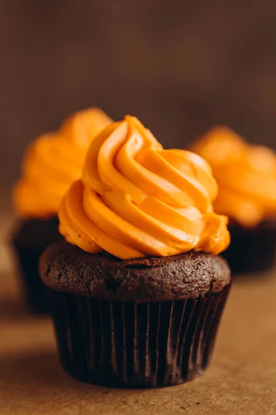 Stijlvolle Feestelijke Cupcake Pompoen Een Donkere Achtergrond Snoep Voor Viering — Stockfoto