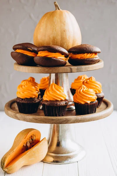 Elegante Cupcake Festivo Abóbora Fundo Escuro Doces Para Celebração Halloween — Fotografia de Stock