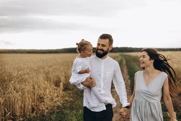 小さな娘を持つお父さんと可愛い若い妻幸せな両親と赤ちゃん — ストック写真