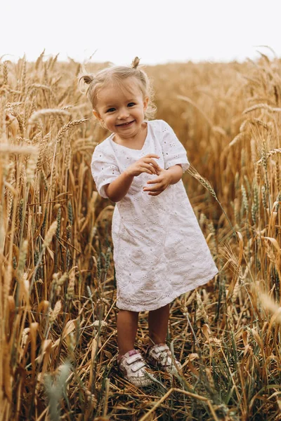 Söt Liten Flicka Med Ett Vackert Leende Bär Sommar Halm — Stockfoto