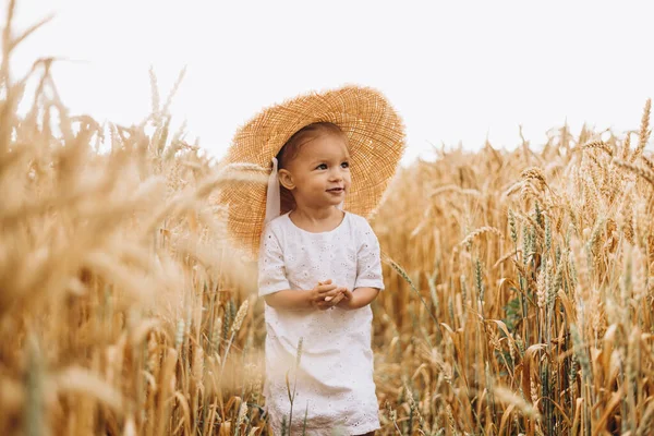 Bonita Niña Linda Con Una Hermosa Sonrisa Con Sombrero Paja — Foto de Stock