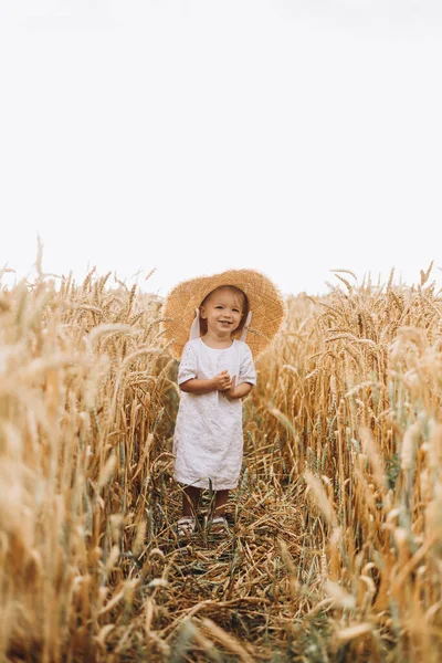 Hübsche Süße Kleine Mädchen Mit Einem Schönen Lächeln Trägt Sommer — Stockfoto