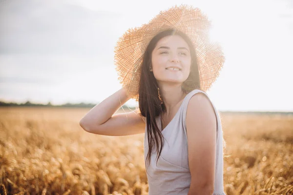 Alegre Joven Ucraniana Campo Atardecer Retrato Una Chica Bonita Que — Foto de Stock