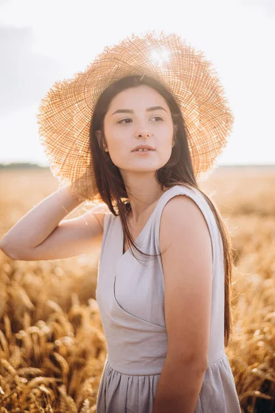 Wesoła Ukraińska Młoda Kobieta Polu Zachodzie Słońca Portret Ładnej Dziewczyny — Zdjęcie stockowe
