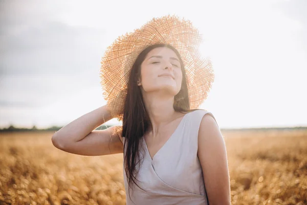 Mujer Hipster Positiva Vestida Con Ropa Elegante Pasar Día Feliz — Foto de Stock