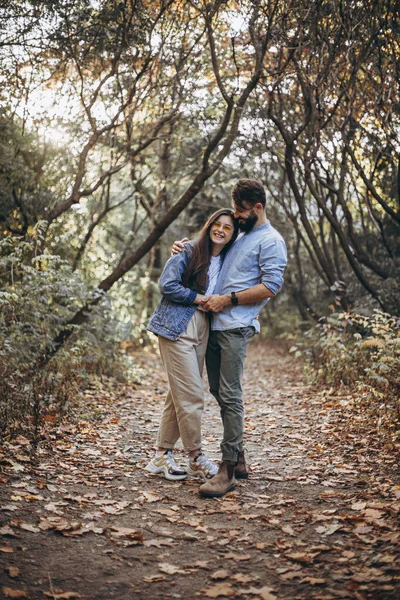 Jeune Famille Heureuse Hipsters Élégants Marchant Dans Parc Automne Avec — Photo