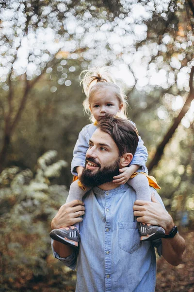 Ung Glad Familj Snygga Hipsters Promenader Höstparken Tillsammans Med Sin — Stockfoto