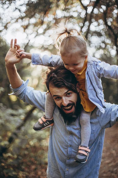 Ung Glad Familj Snygga Hipsters Promenader Höstparken Tillsammans Med Sin — Stockfoto