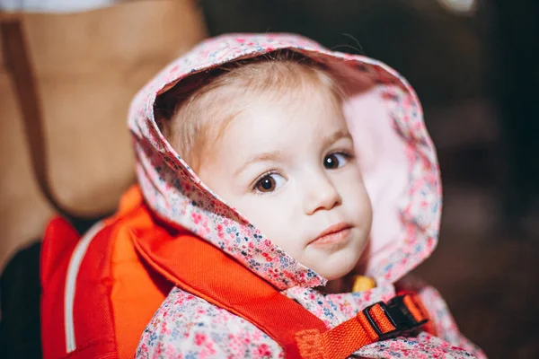 Junge Glückliche Hipsterfamilie Spaziert Mit Ihrer Süßen Tochter Durch Den — Stockfoto