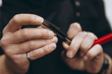 Berber dükkanında saç kesimi, traş olma ve modellik yapma sakalı ve saç stili, rahat berber dükkanı, yakın plan fotoğraf çekimi