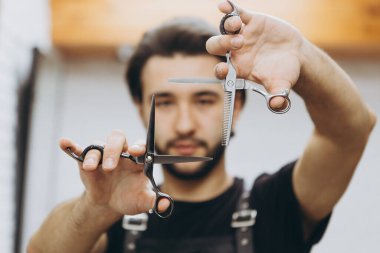 Profesyonel berber aleti: Modern bir berber dükkanında keskinleştirilmiş makas. Berber dükkanları, güzellik salonları ve kuaförler için bir konsept.