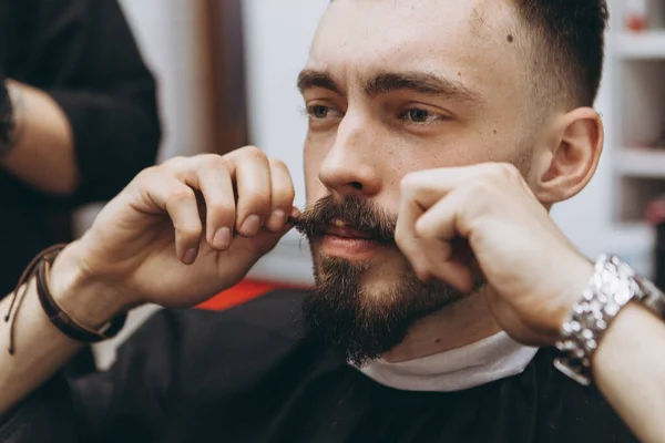 Élégant Homme Attrayant Avec Une Barbe Dans Salon Coiffure Rasage — Photo